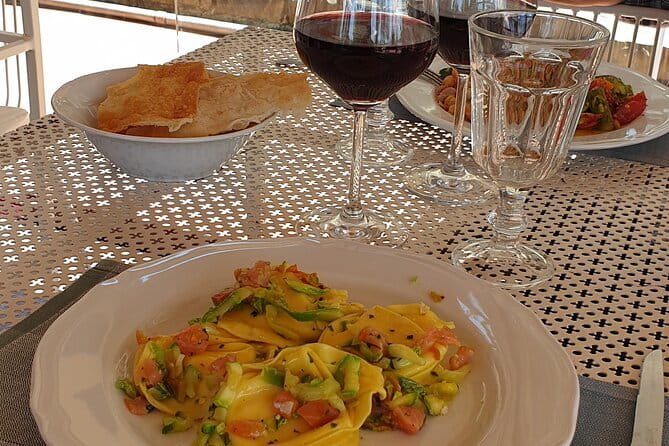 Horseback ride and gourmet cuisine in a historic food shop - After the stables: how the Tuscan gourmet lunch works